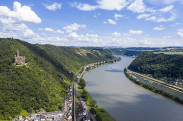 Luftaufnahme von Schloss Maus am Rhein in Wellmich gegen den Himmel, Deutschland - RUNF03166