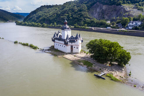 Luftaufnahme der Burg Pfalzgrafenstein auf der Insel Falkenau in Kaub, Deutschland - RUNF03167