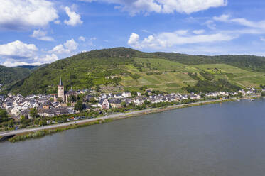 Luftaufnahme eines Berges am Rhein gegen den Himmel in Lorch, Deutschland - RUNF03168