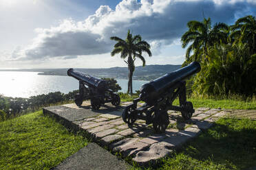 Kanonen an Land auf See gegen den Himmel in Scarborough, Tobago, Karibik - RUNF03189