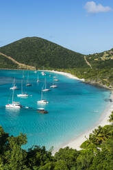 Luftaufnahme der auf der Insel Jost Van Dyke vertäuten Boote vor blauem Himmel - RUNF03196