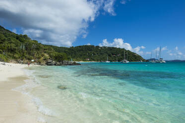 Scenic view of White Bay against blue sky during sunny day at Jost Van Dyke, British Virgin Islands - RUNF03198
