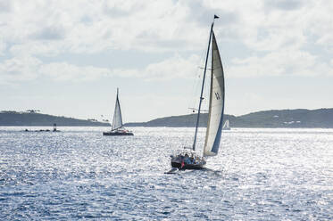 blick auf Segelboote auf dem Meer bei St. John, Virgin Islands National Park, USA - RUNF03199