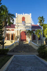 Blick auf die lutherische Frederick-Kirche bei klarem blauem Himmel in Charlotte Amalie, US Virgin Islands - RUNF03206