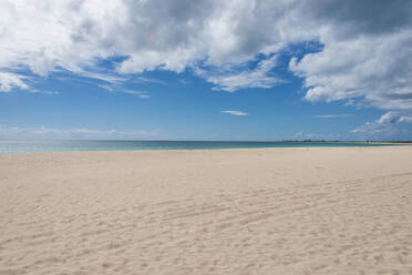 Blick auf die Bucht von Gravenor bei bewölktem Himmel in Barbuda an einem sonnigen Tag, Karibik - RUNF03217