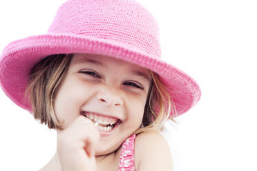 Porträt eines glücklichen Mädchens mit Lutscher und rosa Hut im Sommer - XCF00218