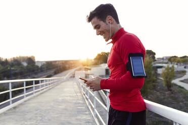 Jogger mit Smartphone in der Armtasche - JSRF00596