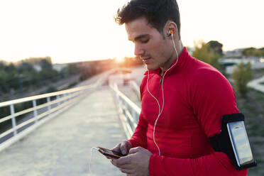 Jogger mit Smartphone in der Armtasche - JSRF00597