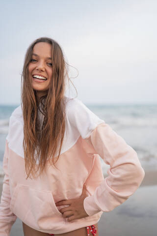 Porträt einer glücklichen jungen Frau am Strand, lizenzfreies Stockfoto