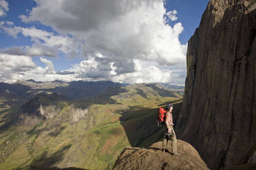 Bergsteiger blickt über das Tsaranoro-Massiv, Süd-Madagaskar, Afrika - RHPLF11295