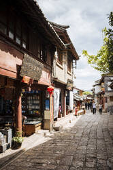 Straßenszene, Lijiang, UNESCO-Welterbestätte, Provinz Yunnan, China, Asien - RHPLF11304