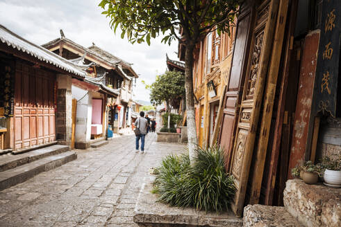 Straßenszene, Lijiang, UNESCO-Welterbestätte, Provinz Yunnan, China, Asien - RHPLF11305