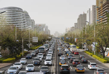 Verkehrsstau auf der Hauptstraße im Zentrum von Peking, China, Asien - RHPLF11307