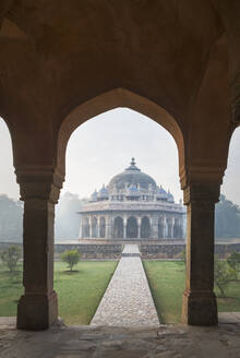 Torbogen am Isa-Khan-Grab in Delhi, Indien, Asien - RHPLF11323