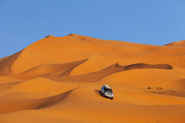 Off-Road Vehicle driving on sand dunes, Erg Chebbi, Sahara Desert, Southern Morocco, Morocco, North Africa, Africa - RHPLF11354