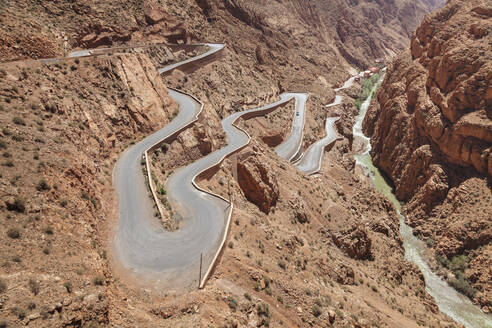 Straße, Dades-Schlucht, Atlasgebirge, Südmarokko, Marokko, Nordafrika, Afrika - RHPLF11362