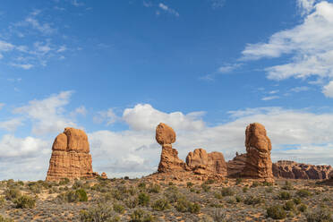 Balanced Rock, Arches National Park, Moab, Utah, Vereinigte Staaten von Amerika, Nord-Amerika - RHPLF11393