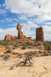 Balanced Rock, Arches National Park, Moab, Utah, Vereinigte Staaten von Amerika, Nord-Amerika - RHPLF11395