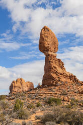 Balanced Rock, Arches National Park, Moab, Utah, Vereinigte Staaten von Amerika, Nord-Amerika - RHPLF11396