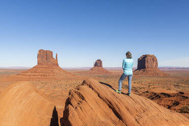 Sandsteinfelsen im Monument Valley Navajo Tribal Park an der Grenze zwischen Arizona und Utah, Vereinigte Staaten von Amerika, Nordamerika - RHPLF11432