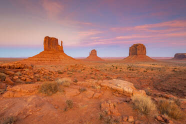 Sandsteinfelsen im Monument Valley Navajo Tribal Park an der Grenze zwischen Arizona und Utah, Vereinigte Staaten von Amerika, Nordamerika - RHPLF11434