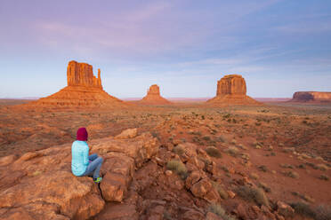 Sandsteinfelsen im Monument Valley Navajo Tribal Park an der Grenze zwischen Arizona und Utah, Vereinigte Staaten von Amerika, Nordamerika - RHPLF11437