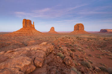 Sandsteinfelsen im Monument Valley Navajo Tribal Park an der Grenze zwischen Arizona und Utah, Vereinigte Staaten von Amerika, Nordamerika - RHPLF11438