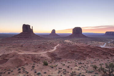 Sandsteinfelsen im Monument Valley Navajo Tribal Park an der Grenze zwischen Arizona und Utah, Vereinigte Staaten von Amerika, Nordamerika - RHPLF11439