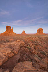 Sandsteinfelsen im Monument Valley Navajo Tribal Park an der Grenze zwischen Arizona und Utah, Vereinigte Staaten von Amerika, Nordamerika - RHPLF11440