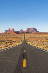 Die Straße, die zum Monument Valley Navajo Tribal Park an der Grenze zwischen Arizona und Utah führt, Vereinigte Staaten von Amerika, Nordamerika - RHPLF11442