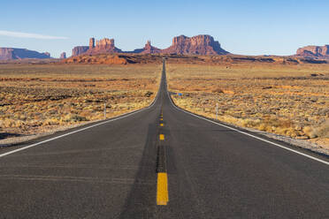 Die Straße, die zum Monument Valley Navajo Tribal Park an der Grenze zwischen Arizona und Utah führt, Vereinigte Staaten von Amerika, Nordamerika - RHPLF11443