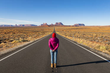 Die Straße, die zum Monument Valley Navajo Tribal Park an der Grenze zwischen Arizona und Utah führt, Vereinigte Staaten von Amerika, Nordamerika - RHPLF11445