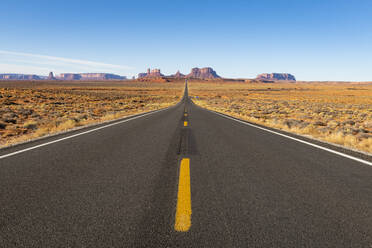 Die Straße, die zum Monument Valley Navajo Tribal Park an der Grenze zwischen Arizona und Utah führt, Vereinigte Staaten von Amerika, Nordamerika - RHPLF11446