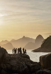 Blick über die Felsen von Piratininga auf Rio de Janeiro, Sonnenuntergang, Niteroi, Bundesstaat Rio de Janeiro, Brasilien, Südamerika - RHPLF11482