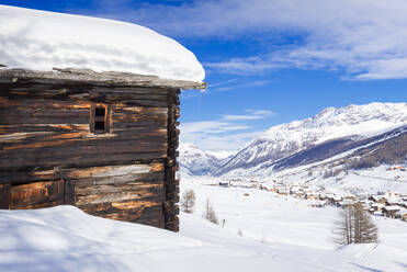 Traditionelle Hütte mit Blick auf das Dorf, Livigno, Valtellina, Lombardei, Italien, Europa - RHPLF11496