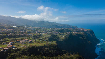 Drohnenaufnahmen der Stadt Santana, Madeira, Portugal, Atlantik, Europa - RHPLF11506