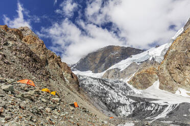Zelte im Lager 1 auf 5100m auf dem Gipfel Korzhenevskaya, 7105m, Tadschikischer Nationalpark (Pamirgebirge), UNESCO Welterbe, Tadschikistan, Zentralasien, Asien - RHPLF11514