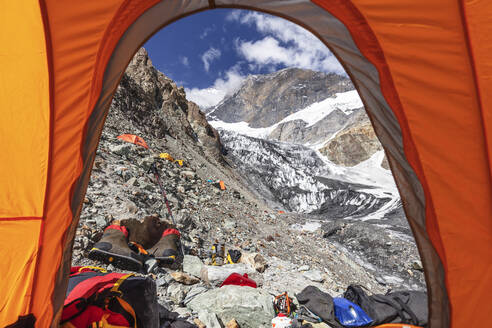 Zelte im Lager 1 auf 5100m auf dem Gipfel Korzhenevskaya, 7105m, Tadschikischer Nationalpark (Pamirgebirge), UNESCO Welterbe, Tadschikistan, Zentralasien, Asien - RHPLF11517