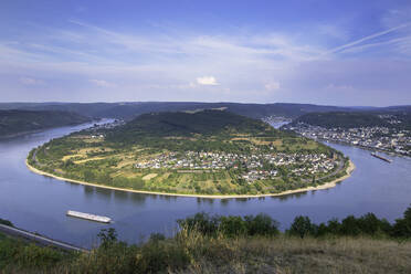 View of bend in River Rhine, Boppard, Rhineland-Palatinate, Germany, Europe - RHPLF11527