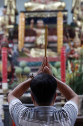 Mann, der mit Räucherstäbchen zum Buddha betet, Tay-An-Tempel, Chau Doc, Vietnam, Indochina, Südostasien, Asien - RHPLF11550