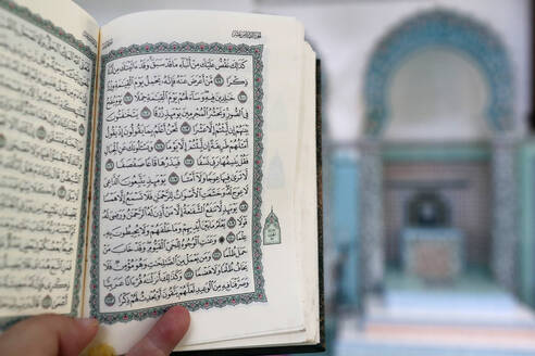 Mubarak-Moschee, Muslimischer Mann liest einen arabischen Koran, Chau Doc, Vietnam, Indochina, Südostasien, Asien - RHPLF11554