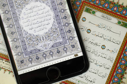 Digitaler Koran auf einem Smartphone und Koranbuch, Surat al-Fatiah, das erste Kapitel, Vietnam, Indochina, Südostasien, Asien - RHPLF11557