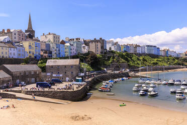 Bunte historische Stadt und St. Mary's Kirche, von Harbour Beach, Boote an einem sonnigen Tag, Tenby, Pembrokeshire, Wales, Vereinigtes Königreich, Europa - RHPLF11570