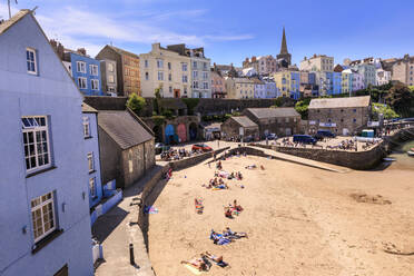 Bunte historische Stadt, St. Mary's Kirche, von Harbour Beach, Sonnenanbeter an einem sonnigen Tag, Tenby, Pembrokeshire, Wales, Vereinigtes Königreich, Europa - RHPLF11571