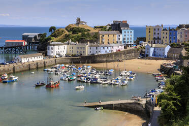 Hafenstrand, Boote, bunte historische Gebäude, Castle Hill, Rettungsbootstation an einem sonnigen Tag, Tenby, Pembrokeshire, Wales, Europa - RHPLF11572