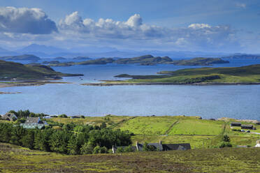 Felder am Meer in Achiltibuie, Schottland, Europa - RHPLF11597