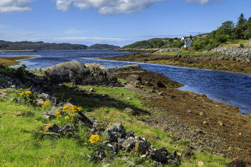 Fluss und Meer in Lochinver, Schottland, Europa - RHPLF11599