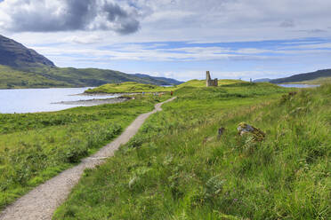 Pfad durch ein Feld zum Ardvreck Castle in Schottland, Europa - RHPLF11603