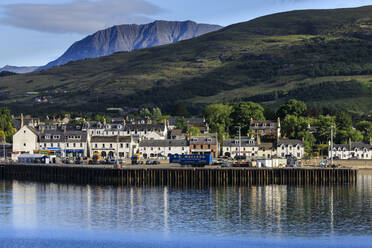 Cottages by Loch Broom in Ullapool, Schottland, Europa - RHPLF11606