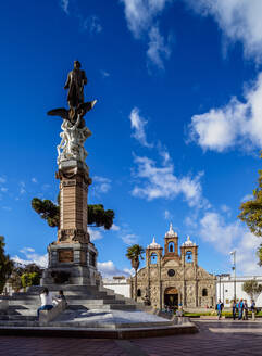 Maldonado-Denkmal und San Pedro-Kathedrale, Maldonado-Park, Riobamba, Chimborazo-Provinz, Ecuador, Südamerika - RHPLF11647
